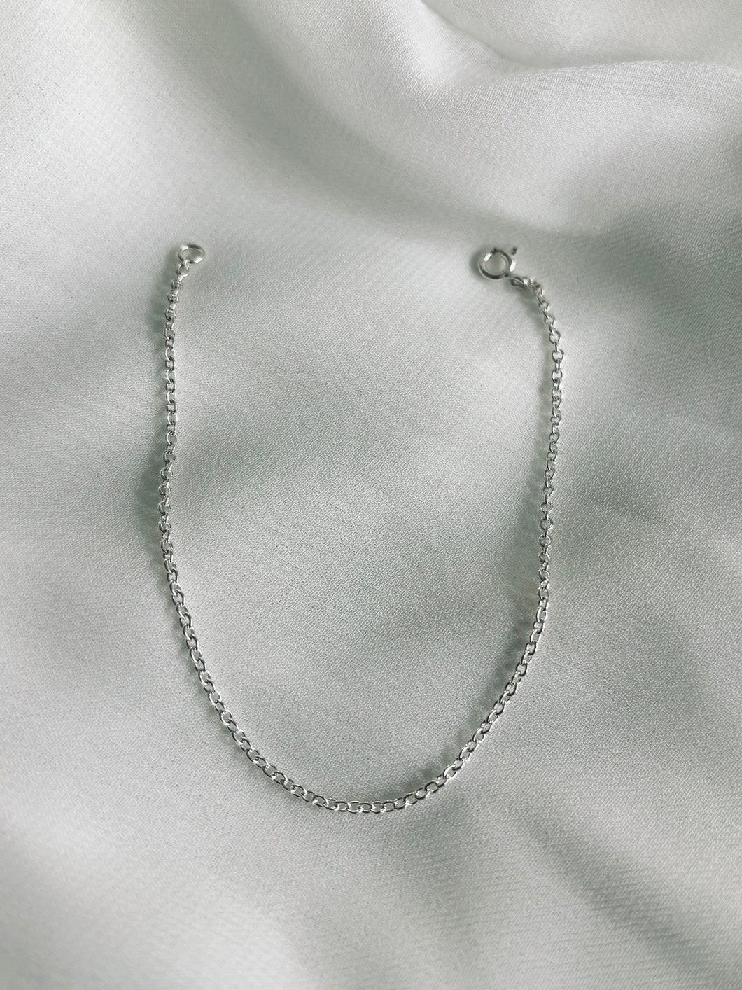 Tiny chain bracelet